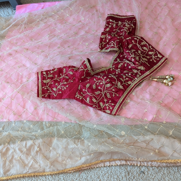 Golden netted saree with blouse for wedding season - Picture 3 of 6